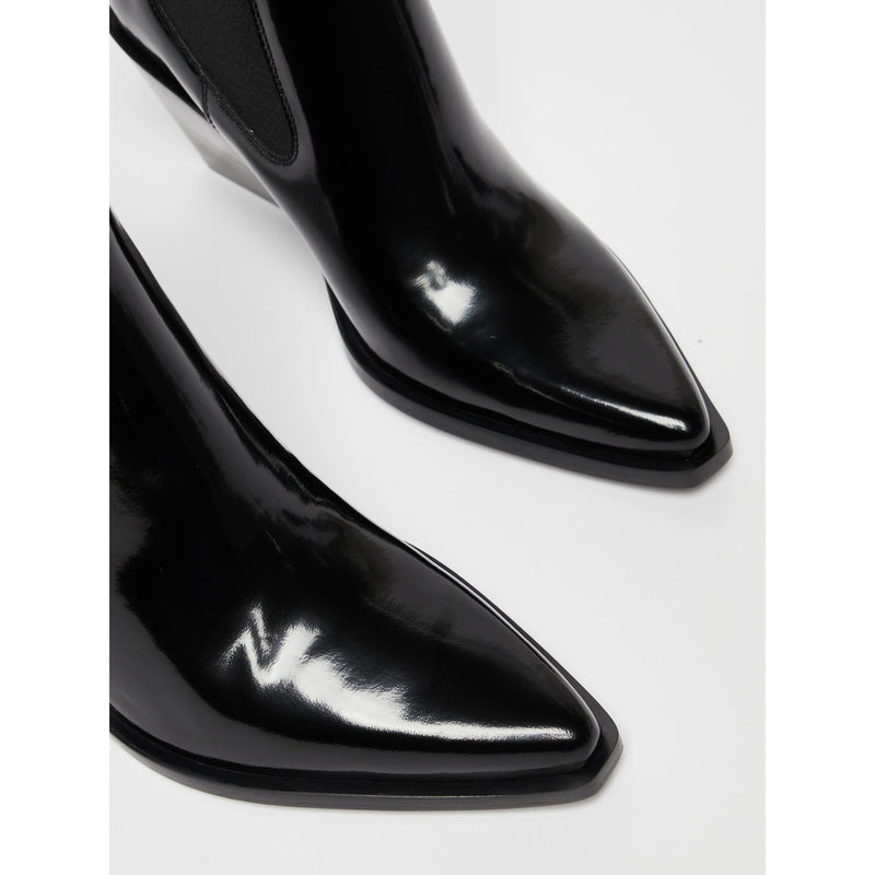 Pointed toe chelsea boot deals